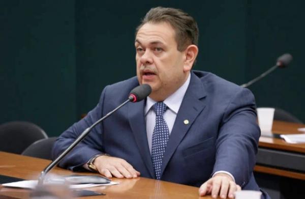 A pedido de Silas, Regina suspende a cobrança da taxa de esgoto em Floriano