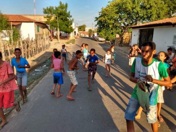 Palha&ccedil;o Carrapeta faz a alegria das crian&ccedil;as com distribui&ccedil;&atilde;o de bombons (Imagem:FlorianoNews)