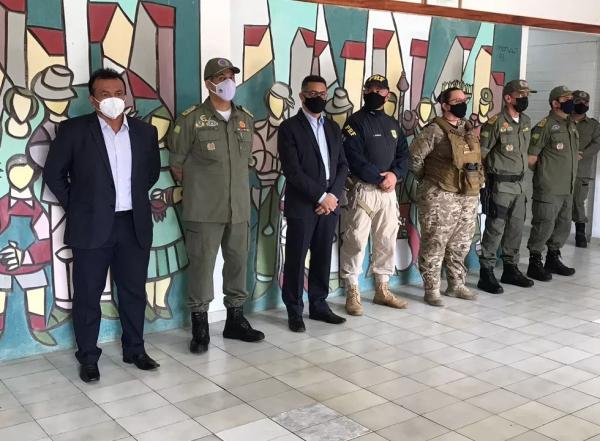  Autoridades participam da solenidade da troca de comando da PM em Parna&iacute;ba.(Imagem: Tiago Mendes/TV Clube )