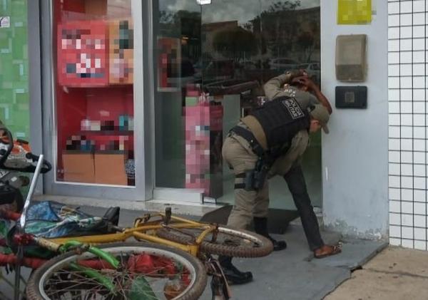 Suspeito foi preso e levado para a delegacia de Cocal, no Norte do Piau&iacute; (Imagem: Divulga&ccedil;&atilde;o/PM)