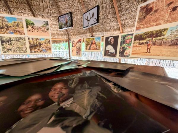 Museu dos Povos Indígenas recebe primeira exposição fotográfica realizada dentro de oca