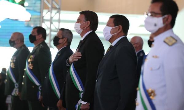 Governo "joga dentro das quatro linhas" da Constituição, diz Bolsonaro
