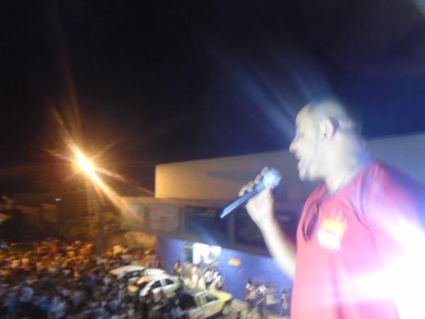 Fi&eacute;is percorrem avenidas de Floriano durante a 11&ordf; Marcha Para Jesus.(Imagem:FlorianoNews)