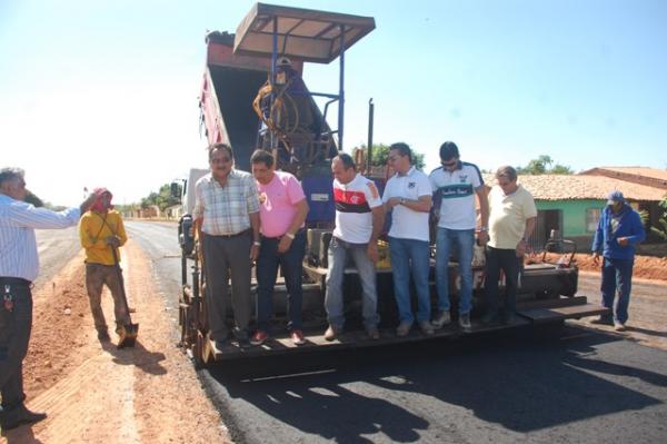 Secret&aacute;rio de Transportes visitou obra de asfaltamento da Avenida Beira Rio.(Imagem:Waldemir Miranda)