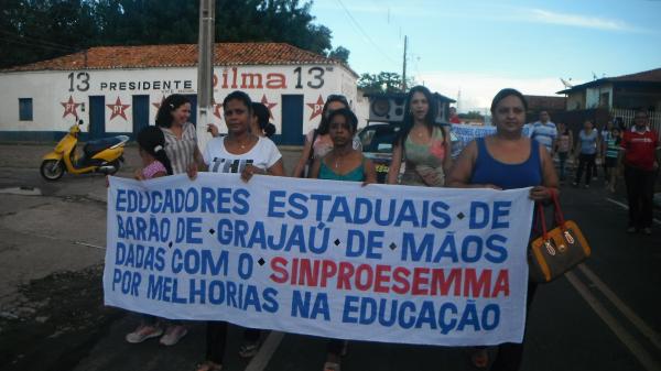 Manifesta&ccedil;&atilde;o marca in&iacute;cio da greve dos profissionais da educa&ccedil;&atilde;o de Bar&atilde;o de Graja&uacute;.(Imagem:FlorianoNews)