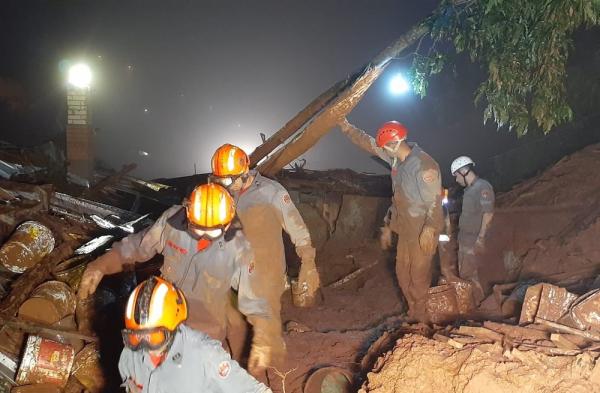 Mais de 30 homens trabalharam durante a madrugada em busca de desaparecidos (Imagem:Divulga&ccedil;&atilde;o/Corpo de Bombeiros)