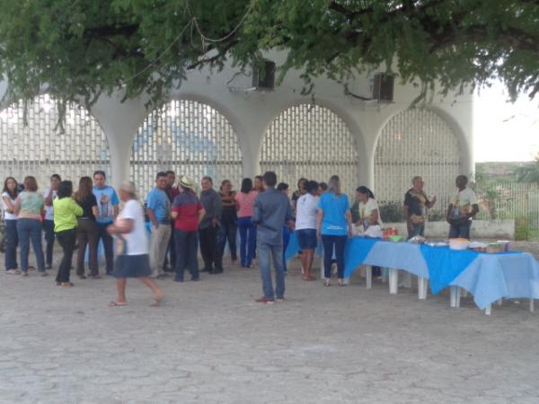 Fieis participam de abertura dos festejos de Nossa Senhora das Gra&ccedil;as em Floriano. (Imagem:FlorianoNews)