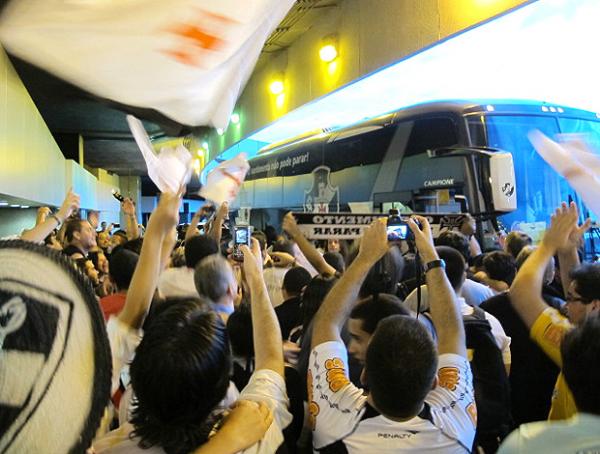 Torcedores cercam o &ocirc;nibus vasca&iacute;no.(Imagem:Gustavo Rotstein / Globoesporte.com)