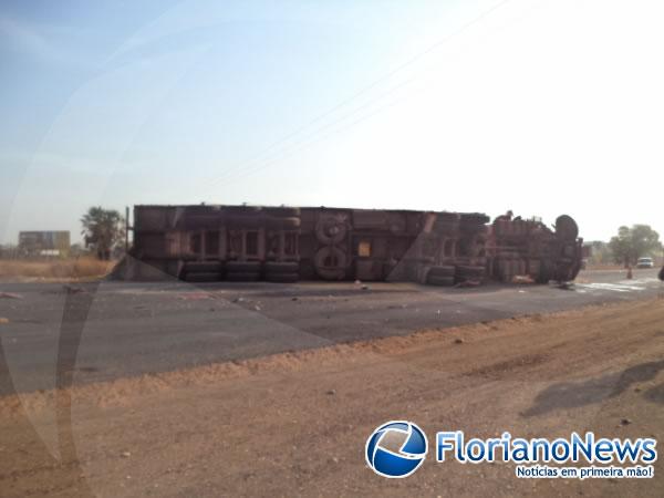 Acidente envolvendo carreta e ambul&acirc;ncia deixa quatro feridos.(Imagem:FlorianoNews)