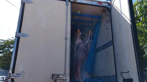 Polícia do Piauí recupera caminhão com carga roubada de carne na noite de natal no estado do Maranhã