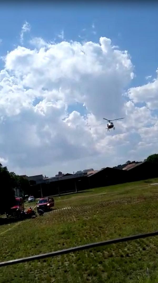 Imagem mostra equipes de emerg&ecirc;ncia atendendo garoto atacado por c&atilde;es(Imagem:Reprodu&ccedil;&atilde;o/ TV Globo)