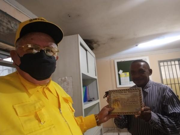 Rep&oacute;rter Amarelinho &eacute; homenageado com Certificado de Honra ao M&eacute;rito.(Imagem:FlorianoNews)