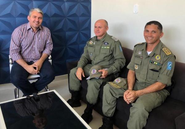 Mauricio Bezerra parabeniza comando da PM por combate à violência em Floriano