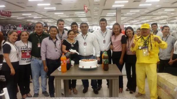 Gerente do Armazém Paraíba de Floriano é surpreendido com bolo de aniversário
