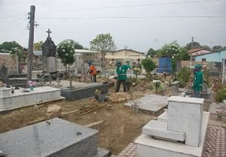 Florianenses cumprem tradição e prestam homenagens aos mortos no dia de finados