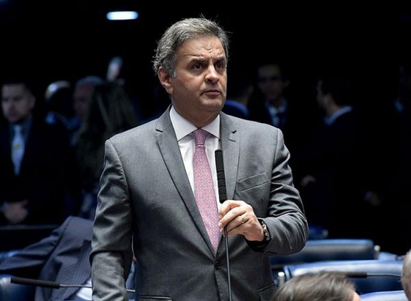 Aécio é denunciado por obra de sede do governo de Minas