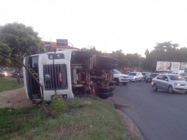 Caminhão carregado tomba após motorista perder o controle do veículo
