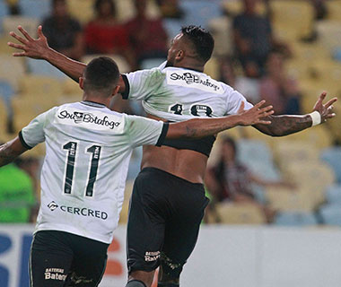 Botafogo bate Fluminense no Maracanã e assume vice-liderança do Brasileirão