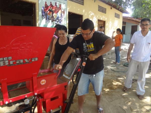 Curso ensina a fabrica&ccedil;&atilde;o de Tijolos Ecol&oacute;gicos.(Imagem:FlorianoNews)