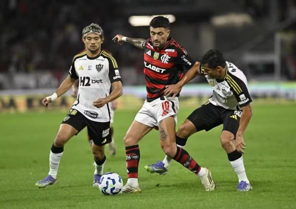 Análise: Flamengo esbarra em marcação do Atlético e é salvo pela bola aérea para voltar à liderança