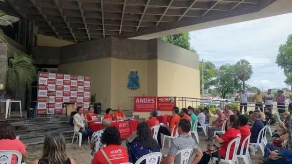 Professores da Uespi relatam cortes salariais e permanecem em greve