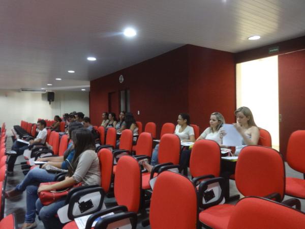 Floriano sedia F&oacute;rum de sensibiliza&ccedil;&atilde;o do uso de &aacute;lcool e outras drogas.(Imagem:FlorianoNews)
