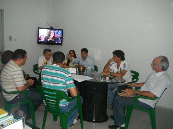 Representantes de coliga&ccedil;&otilde;es acertam regras para debate.(Imagem:FlorianoNews)