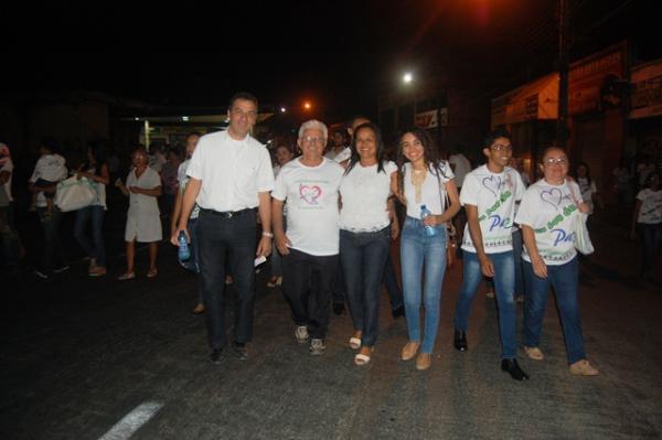 Prefeito de Floriano participa da Caminhada da Paz realizada pela Diocese