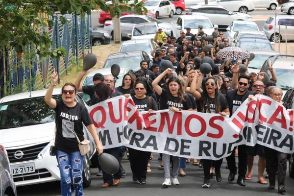  Grupo fez protesto e caminhada em dire&ccedil;&atilde;o ao TJ-PI pedindo justi&ccedil;a pela morte de Rudson Vieira. (Imagem:Glayson Costa /G1 PI )