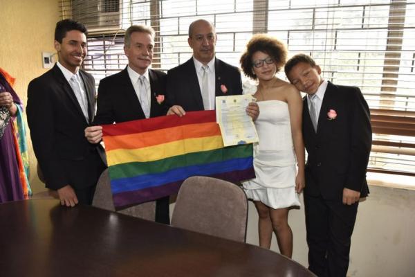 10 anos de casamentos homoafetivos no pa&iacute;s. Toni Reis, David Harrad e filhos. Foto divulga&ccedil;&atilde;o. (Imagem:Divulga&ccedil;&atilde;o)