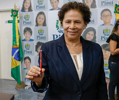 Regina Sousa assume governo e promete ação no Dia da Mulher