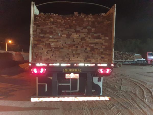 Cargas com madeira ilegal t&ecirc;m sido interceptadas e apreendidas nas rodovias do Piau&iacute;.(Imagem: Divulga&ccedil;&atilde;o/PRF)