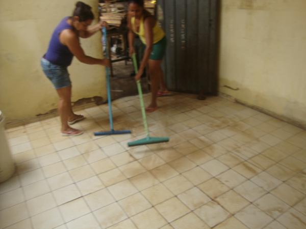 Moradores limpando as casas(Imagem:reda&ccedil;&atilde;o)