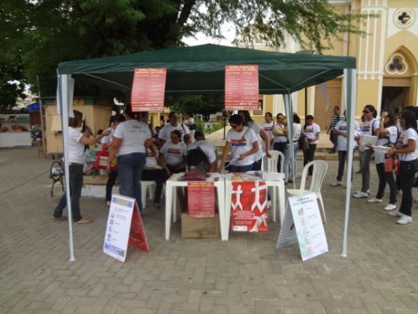 Profissionais da sa&uacute;de em combate a AIDS em Floriano. (Imagem:FlorianoNews)