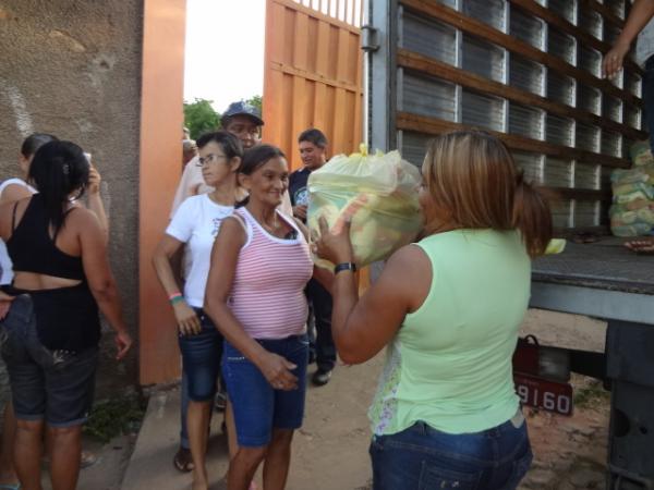 Fam&iacute;lias carentes s&atilde;o beneficiadas com cestas b&aacute;sicas em Floriano.(Imagem:FlorianoNews)