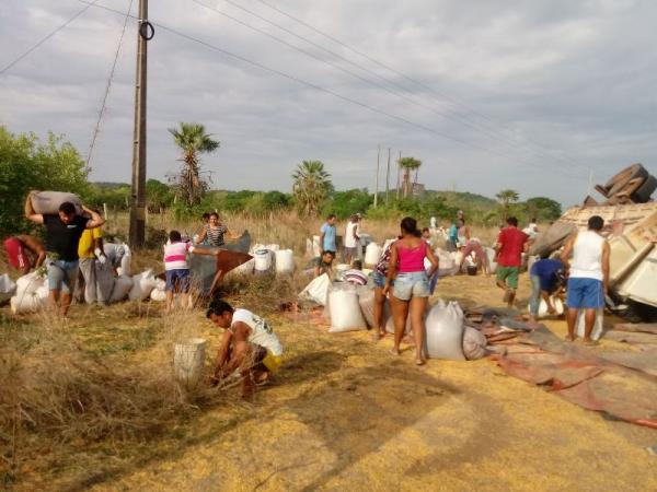 Carreta carregada de milho tomba e carga &eacute; saqueada na localidade Paracaty(Imagem:FlorianoNews)