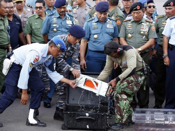 Avião da AirAsia pode ter sofrido explosão antes de cair na água