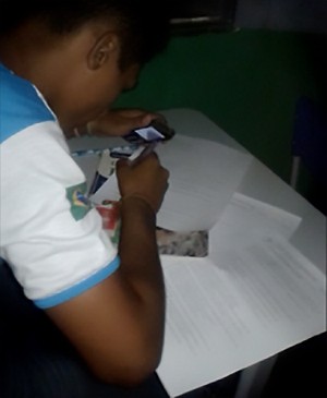 Sem energia, alunos fazem provas usando luzes de celular no PI