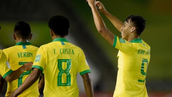 Brasil tem jogador expulso, leva sustos, mas vence e se classifica para as oitavas do Mundial Sub-17