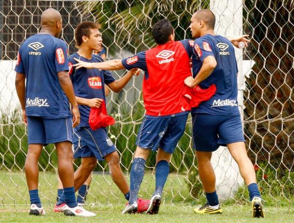 Brincadeira no treinamento termina em confusão entre Neymar e Marcel