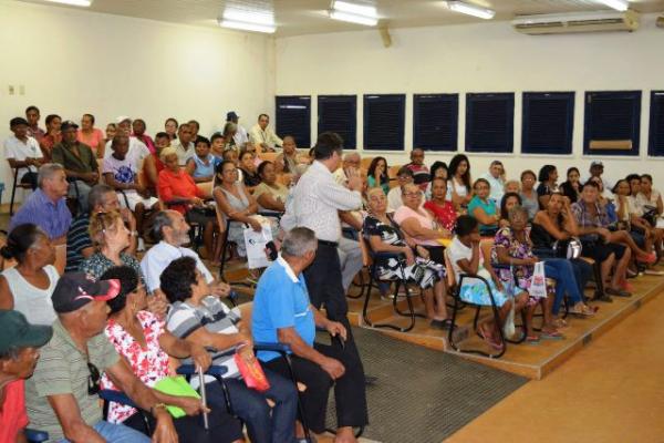 Prefeito Gilberto J&uacute;nior discute log&iacute;stica do Programa Olhar Bem.(Imagem:Waldemir Miranda)
