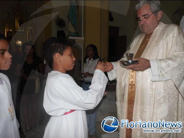 Crian&ccedil;as e jovens receberam a Primeira Eucaristia em Floriano.(Imagem:FlorianoNews)