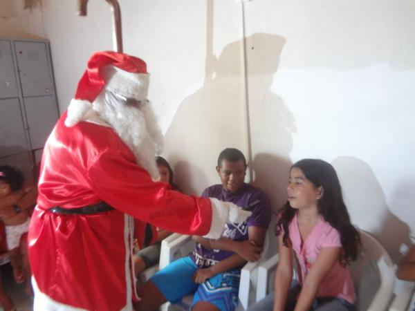 Papai Noel distribuiu presentes para crian&ccedil;as em Floriano.(Imagem:FlorianoNews)