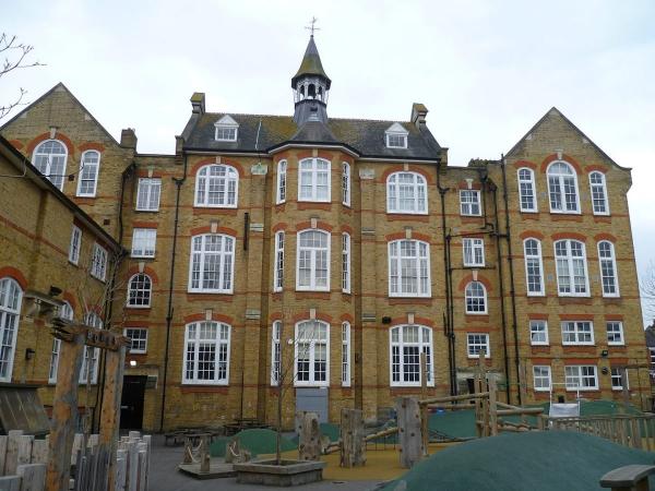 Escolas de ensino fundamental britânicas terão aulas obrigatórias contra a misoginia