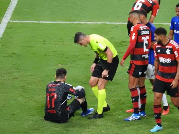 Rossi ganha tempo ap&oacute;s erros em Cruzeiro x Flamengo.(Imagem:Fred Gomes)