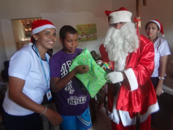 Papai Noel distribuiu presentes para crian&ccedil;as em Floriano.(Imagem:FlorianoNews)