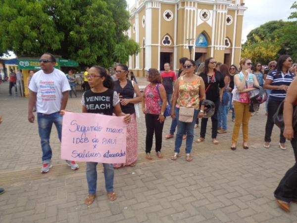 Professores fazem ato em frente à Prefeitura de Floriano.(Imagem:FlorianoNews)