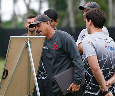 Vasco recebe o Ceará em disputa direta contra o rebaixamento