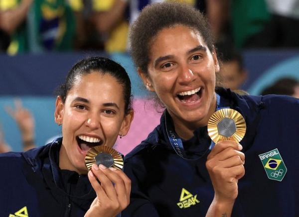 A sergipana Duda e a mineira Ana Patr&iacute;cia foram ouro no v&ocirc;lei de praia feminino, pondo fim a 28 anos de jejum do Brasil no topo do p&oacute;dio.(Imagem:REUTERS/Esa Alexander /Proibida reprodu&ccedil;&atilde;o)
