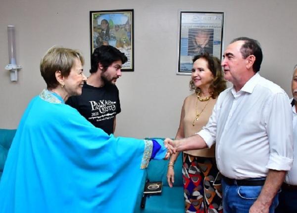 Prefeito cumprimentando os atores do espet&aacute;culo(Imagem:Reprodu&ccedil;&atilde;o/Instagram)